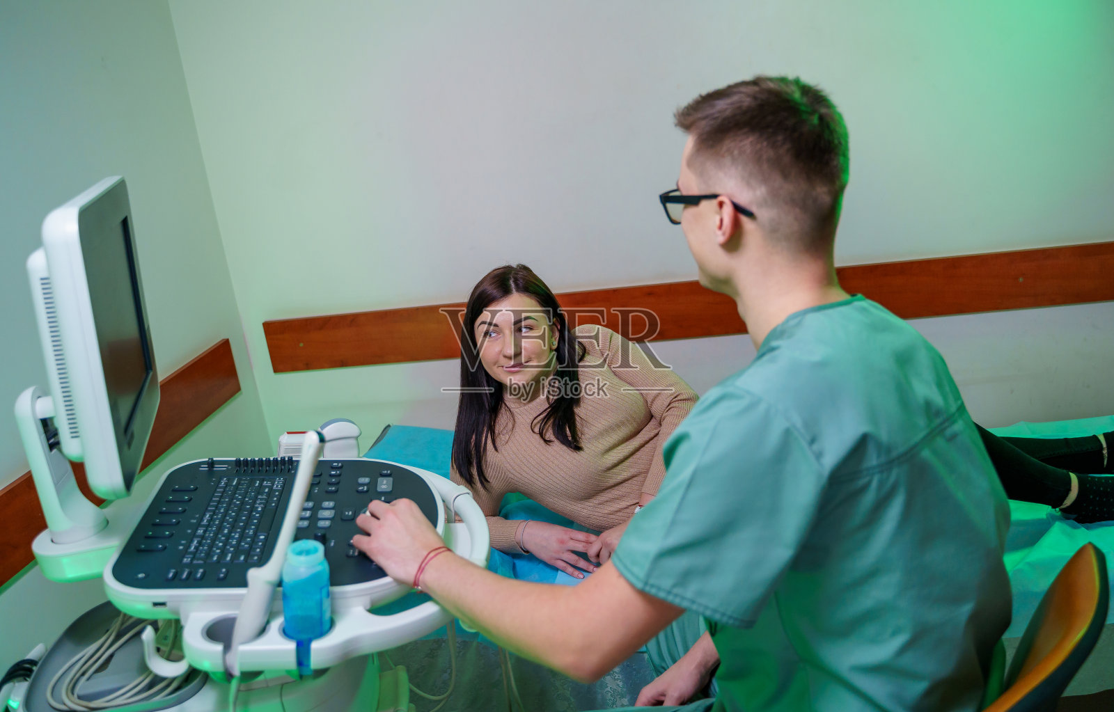 医生在门诊对妇女进行超声检查。照片摄影图片