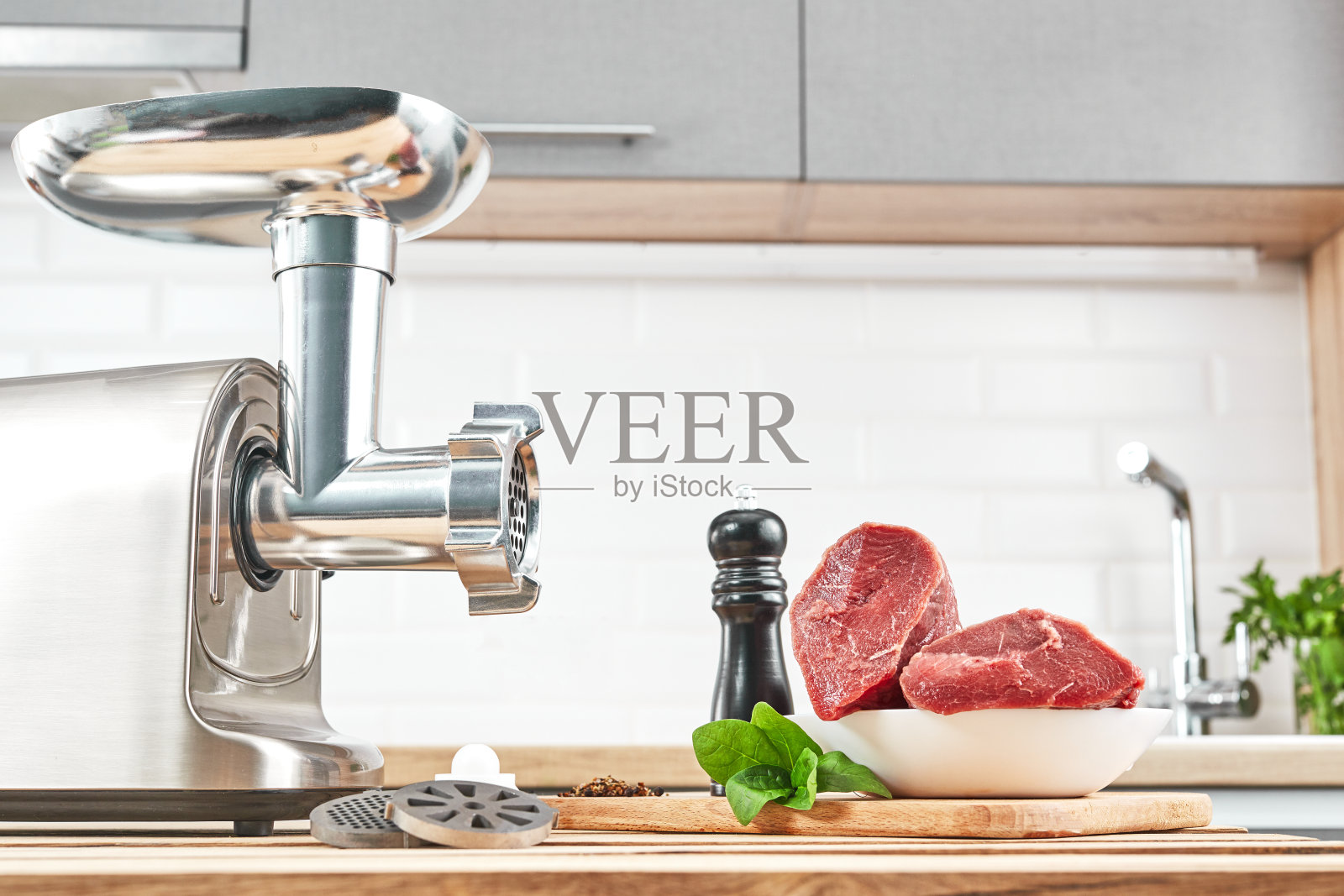 厨房内部的木桌上放着绞肉机和鲜肉照片摄影图片
