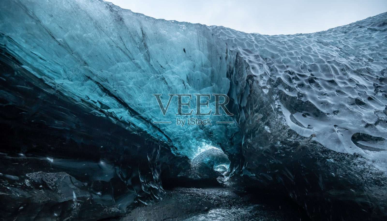 在冰岛的一个冰川冰洞里照片摄影图片