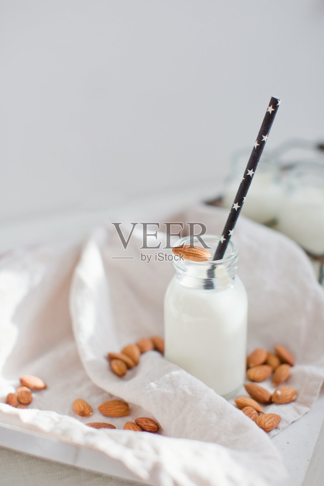 自制杏仁奶装在小瓶子里照片摄影图片