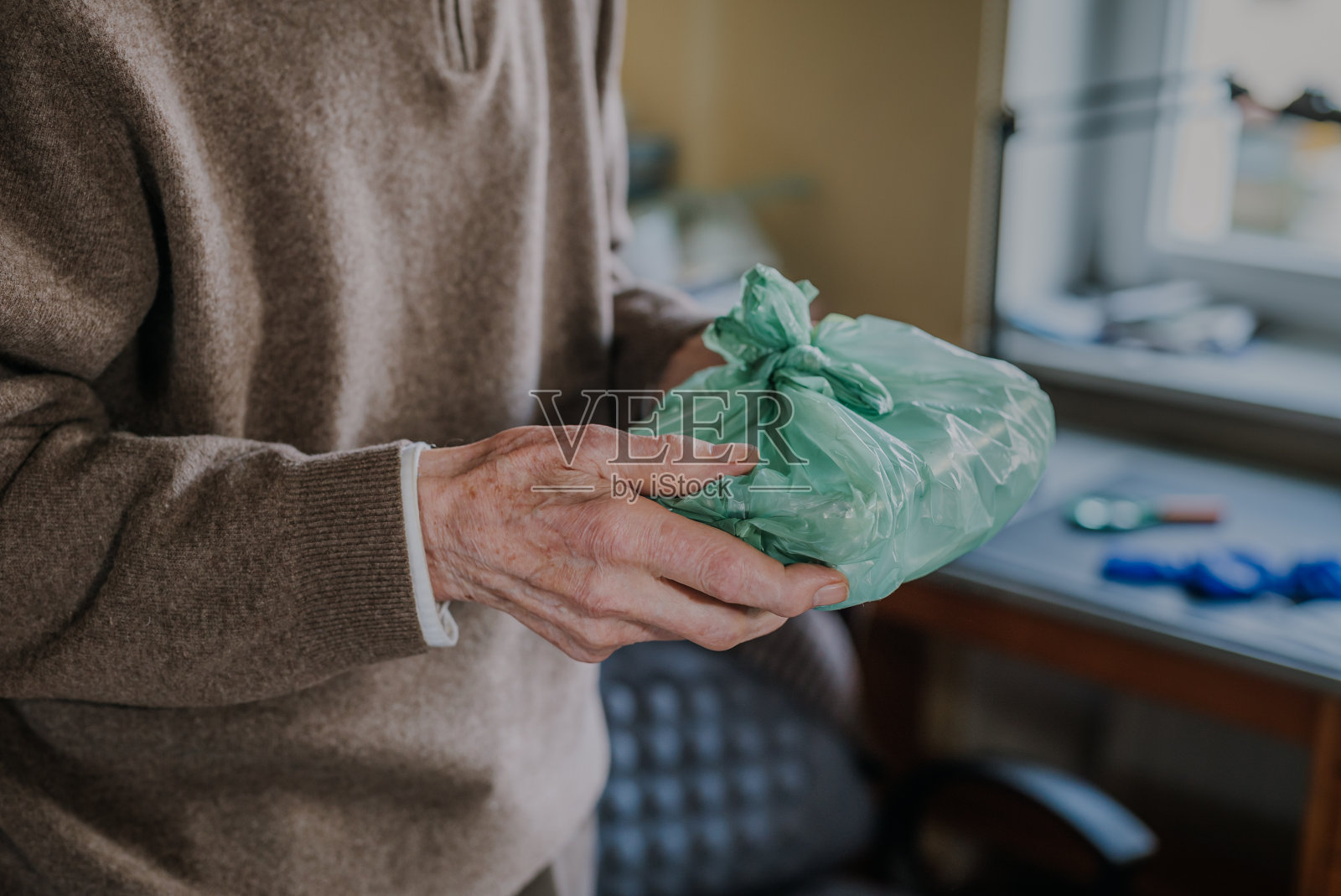 兴高采烈的老人在家送餐,在Covid-19大流行期间进行隔离照片摄影图片
