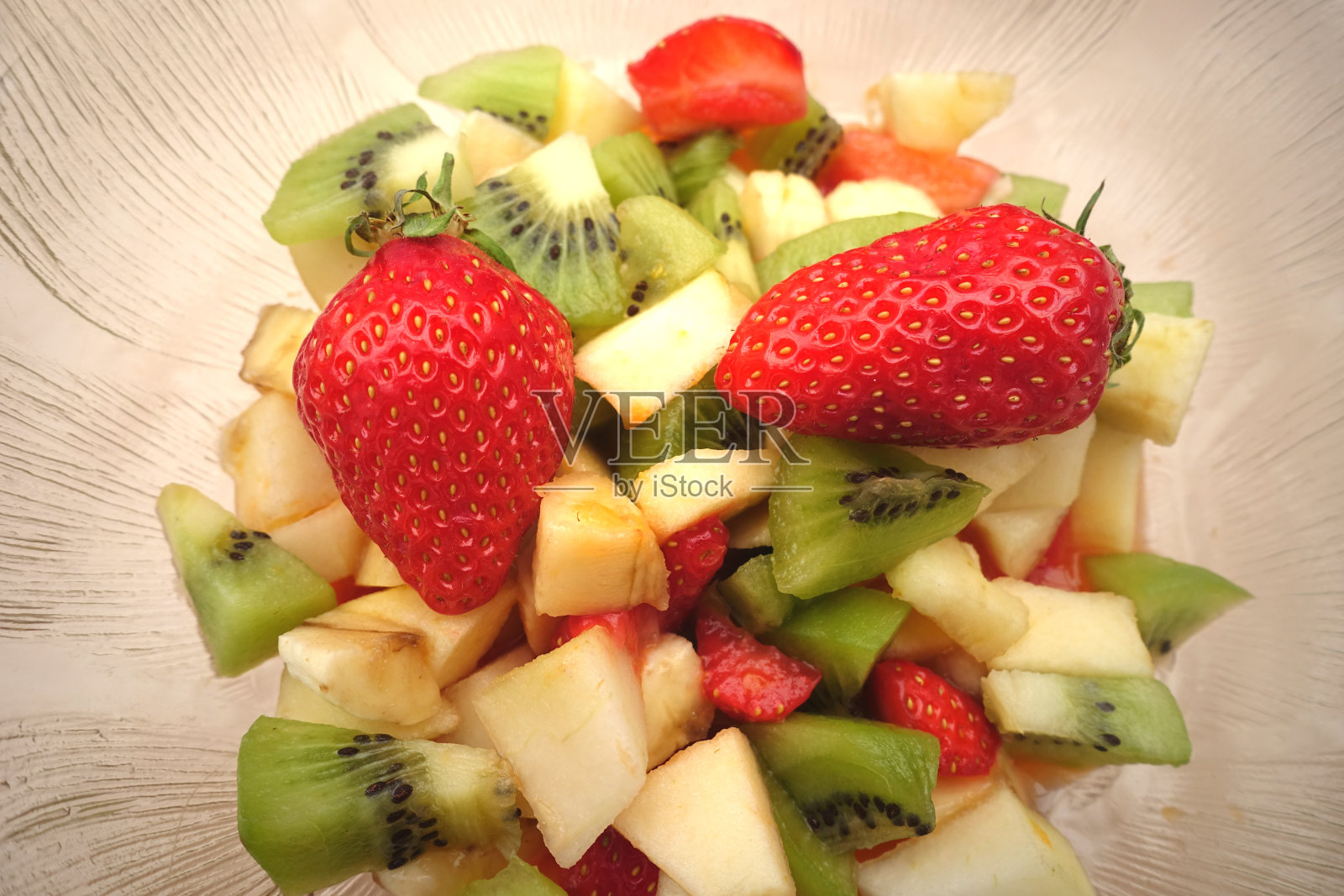 混合水果沙拉,草莓,苹果,猕猴桃,草莓和橙汁照片摄影图片