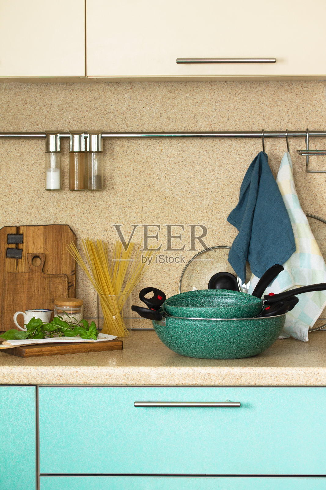 烹饪食物的背景。一套空的陶瓷涂层盘子在一个石头台面周围的意大利菜。照片摄影图片