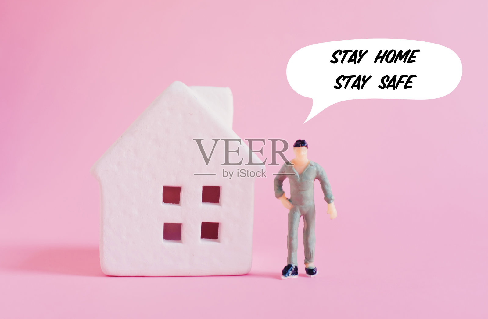 自我隔离概念,粉色背景上带文字的小人待在家里,在新冠肺炎和冠状病毒爆发期间保持安全,自我隔离防止大流行的传播照片摄影图片