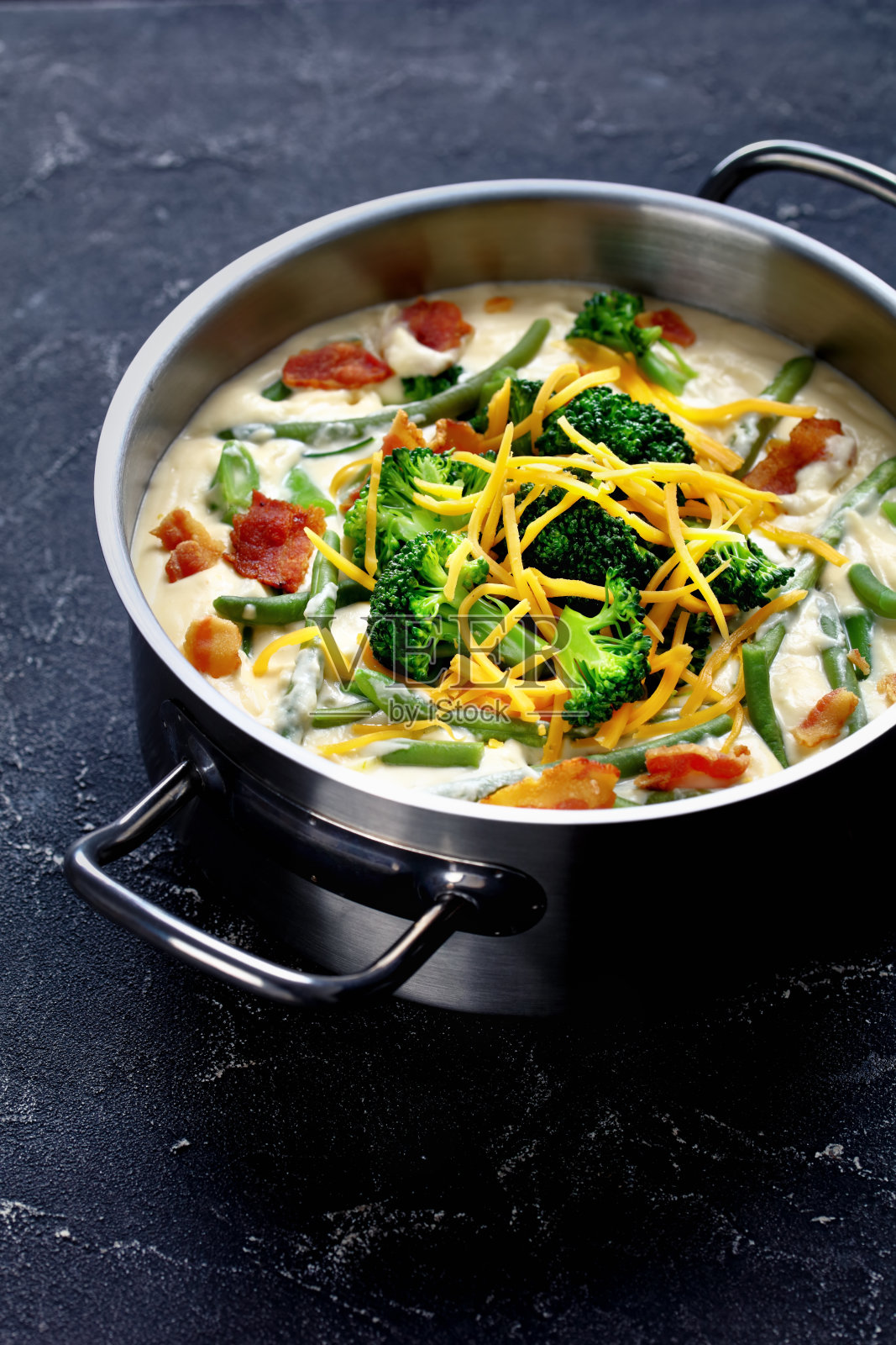 椰菜,青豆,炸培根,切达干酪丝,美味的奶油汤照片摄影图片