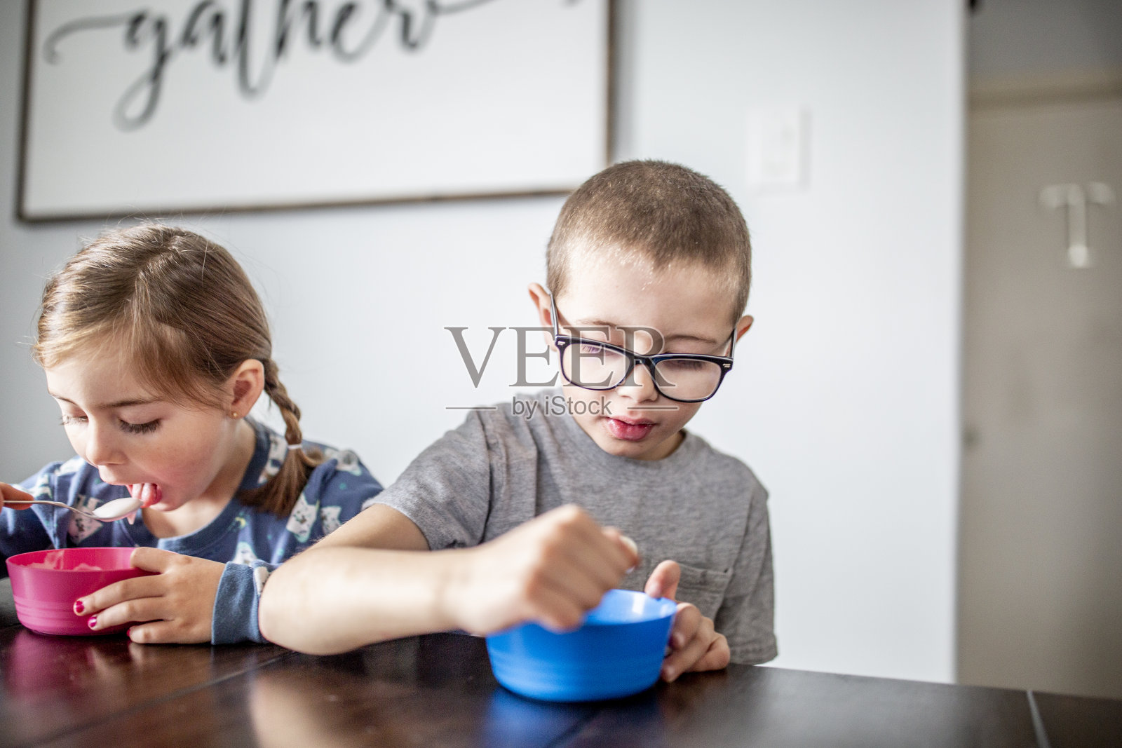 兄弟姐妹吃早餐。照片摄影图片