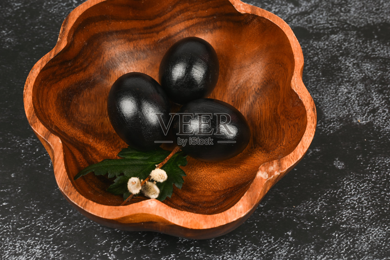 黑暗的复活节。黑色的复活节的概念。黑蛋。黑人的复活节照片摄影图片