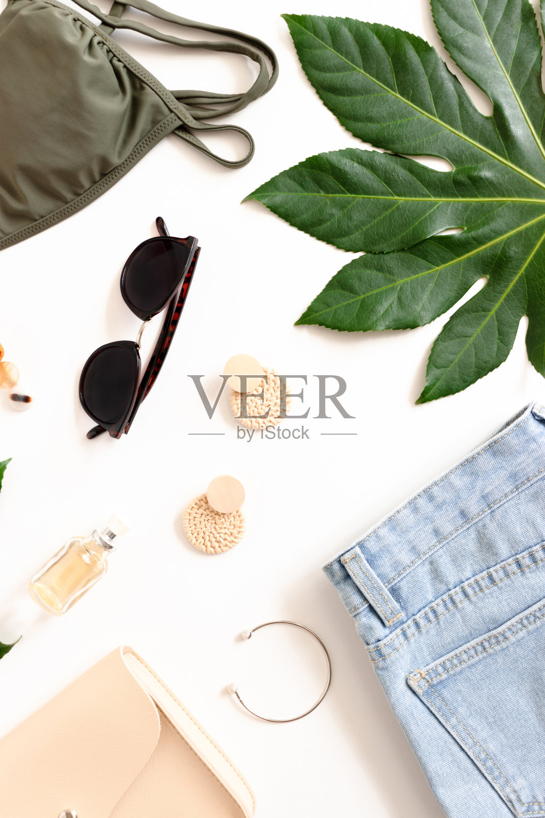 夏季以绿叶、手袋、女装及配饰构成照片摄影图片