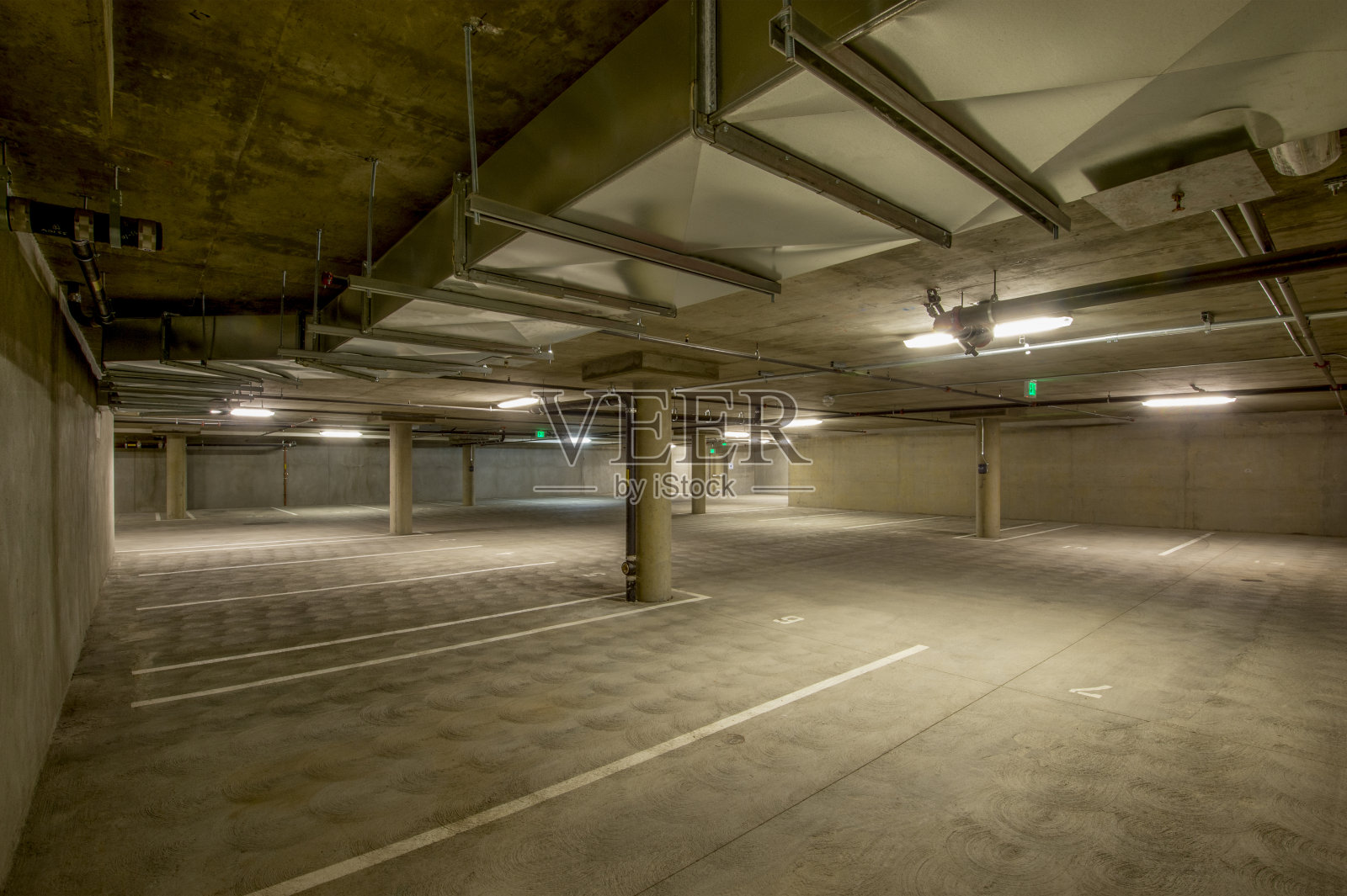 空荡荡的停车场照片摄影图片