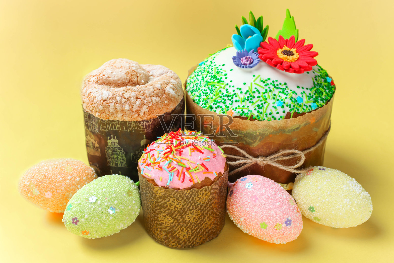 有花卉装饰和彩色彩蛋的复活节蛋糕照片摄影图片