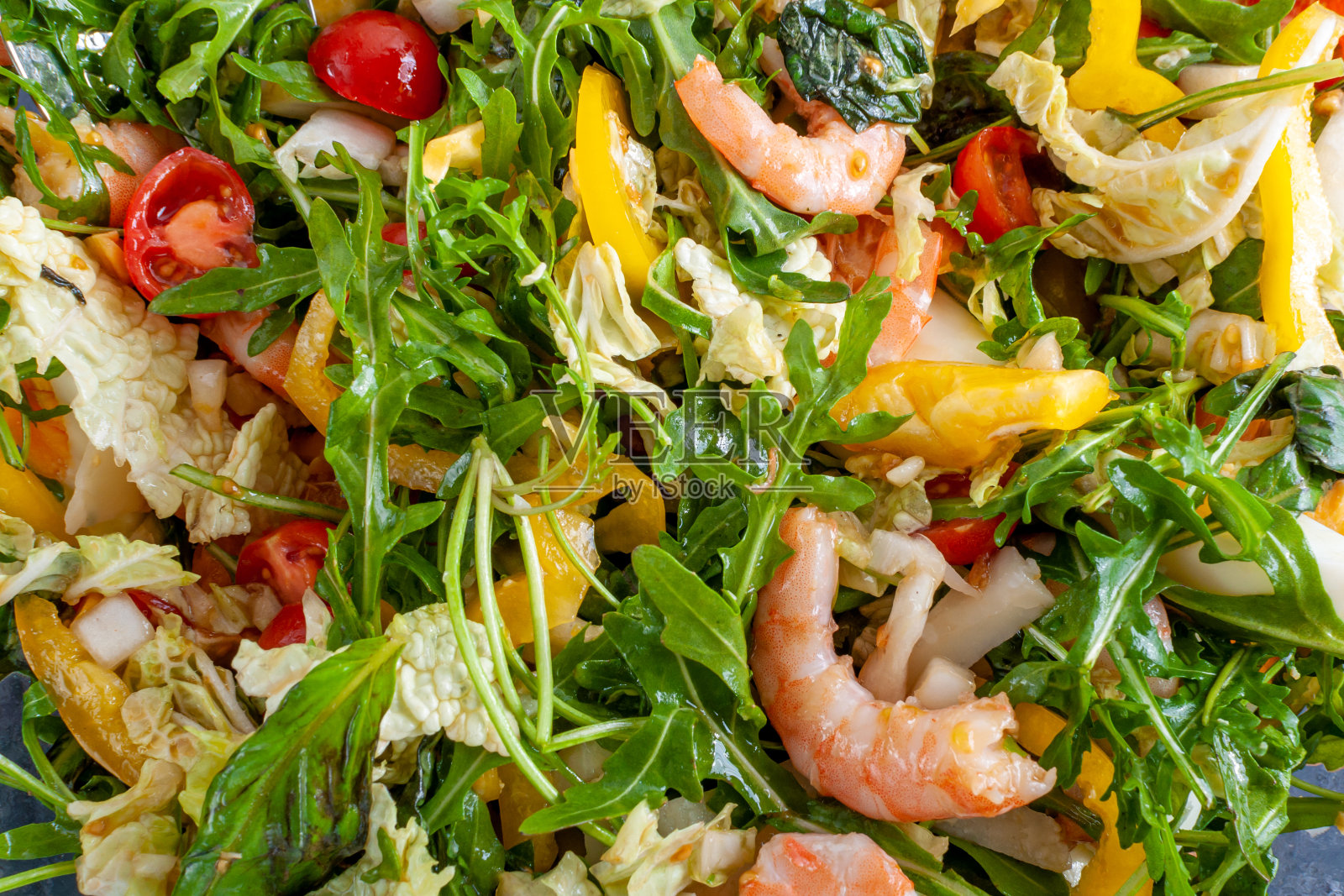 玻璃碗里的新鲜沙拉照片摄影图片