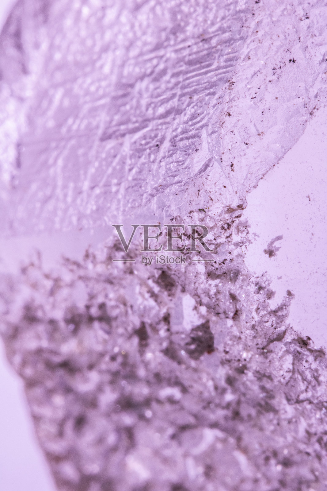 近距离愈合水晶闪亮宝石在粉紫色照片摄影图片