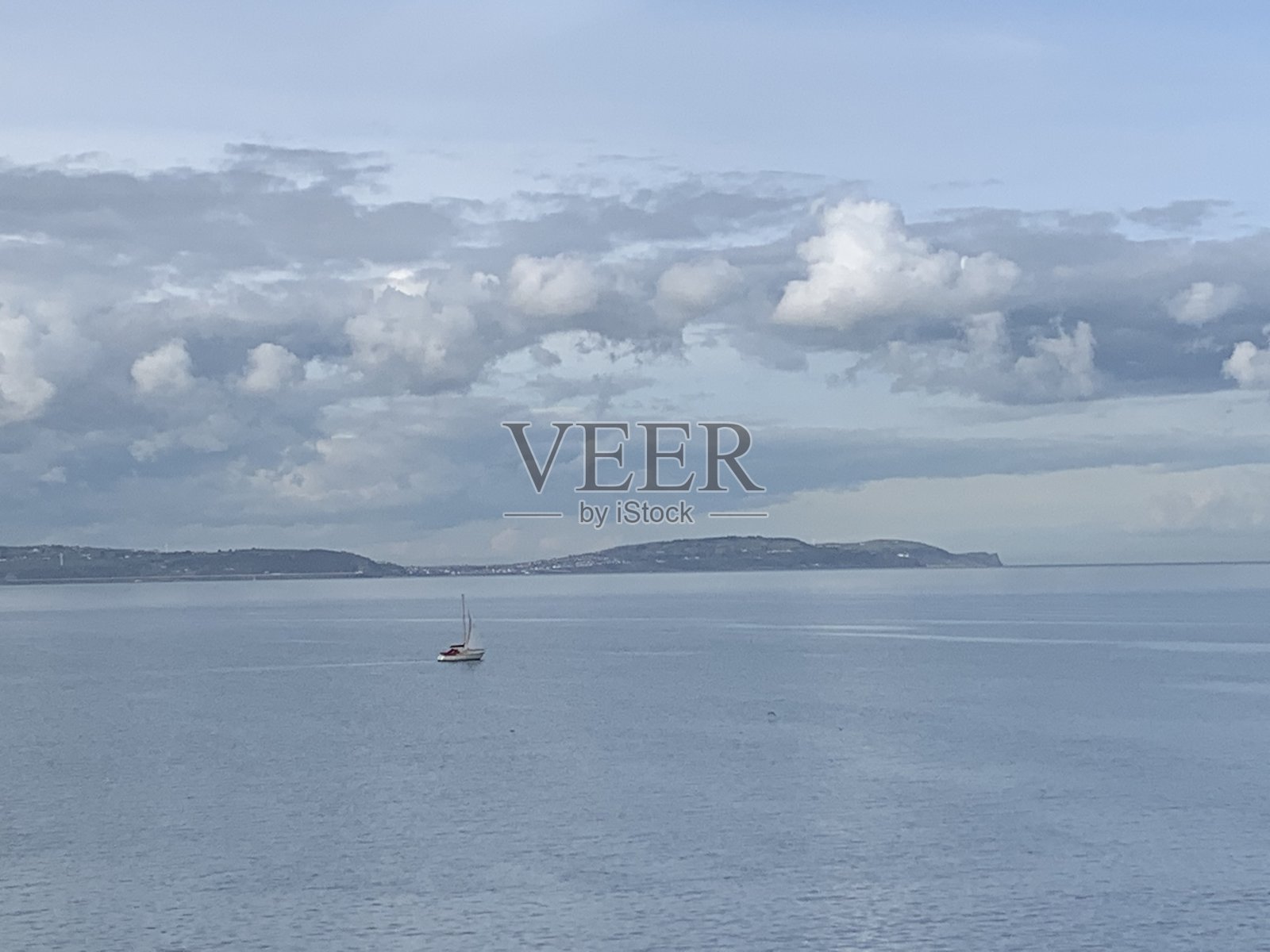 贝尔法斯特湖上空的云朵照片摄影图片