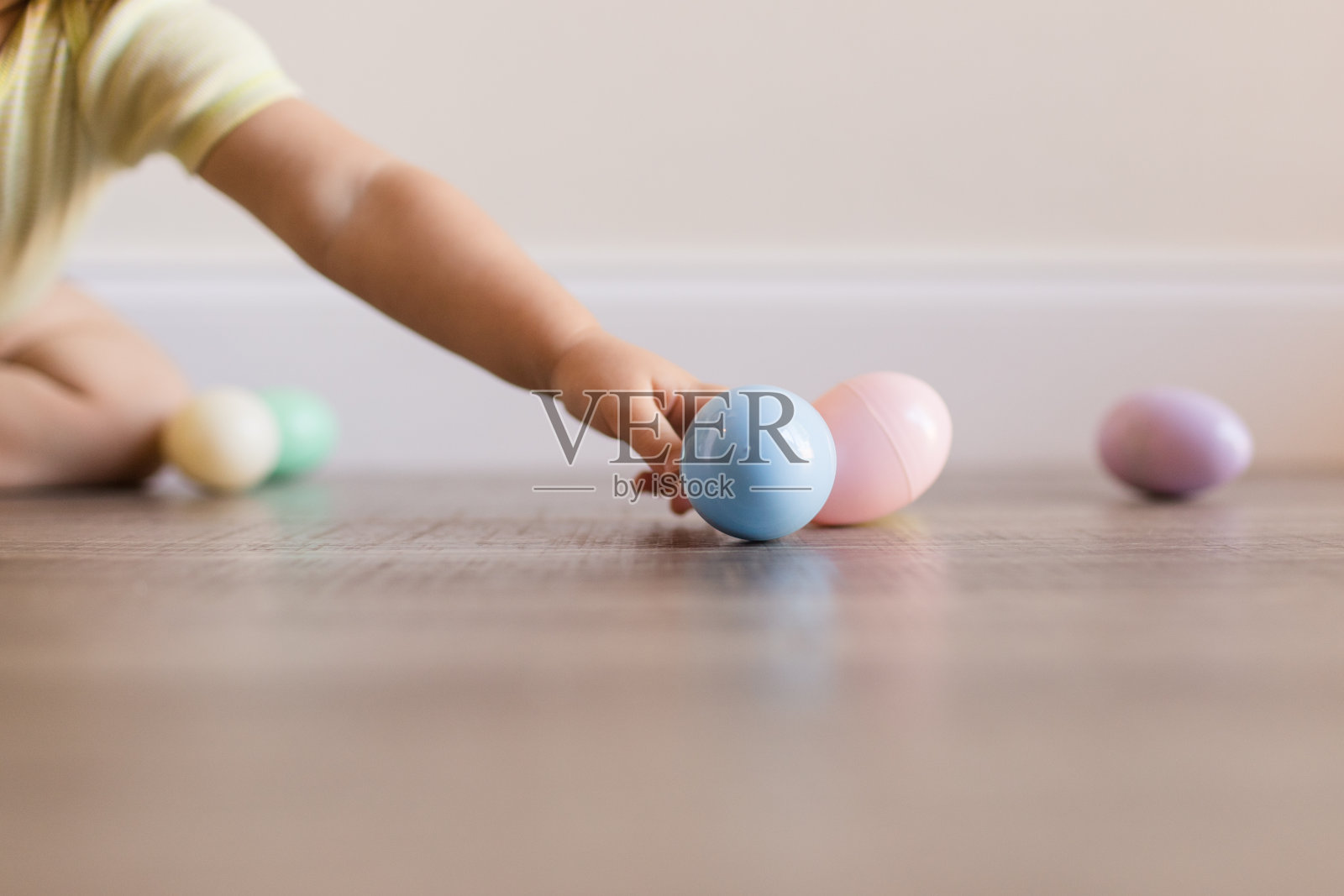 宝宝在玩复活节彩蛋照片摄影图片