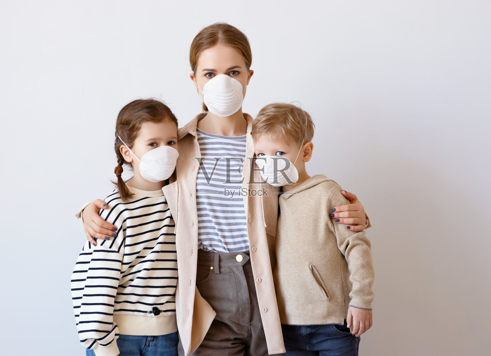 母亲试图从冠状病毒中拯救孩子照片摄影图片