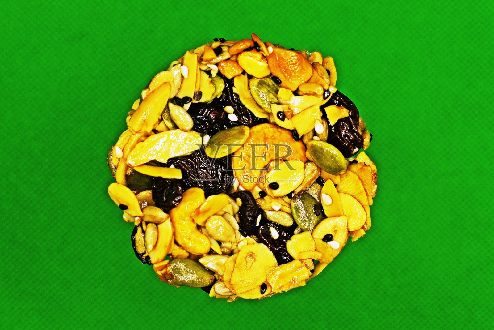 健康的谷物饼干-绿色背景。照片摄影图片