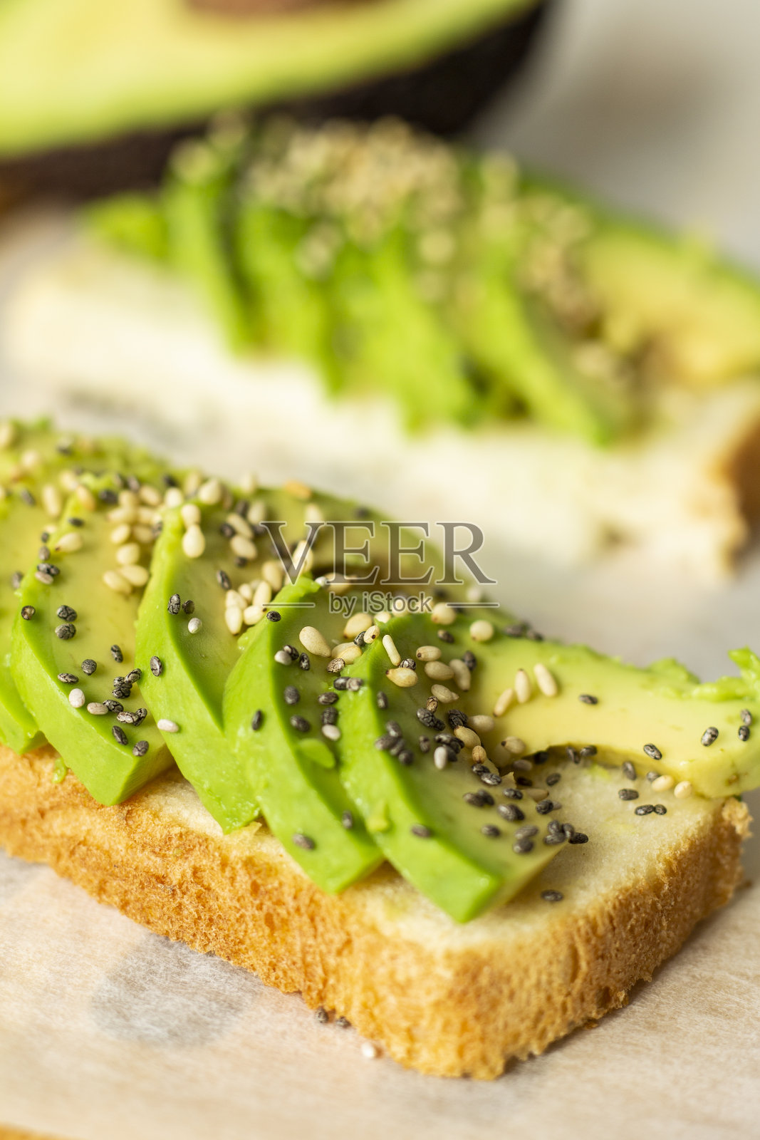 鳄梨面包。牛油果切成片放在吐司上。照片摄影图片