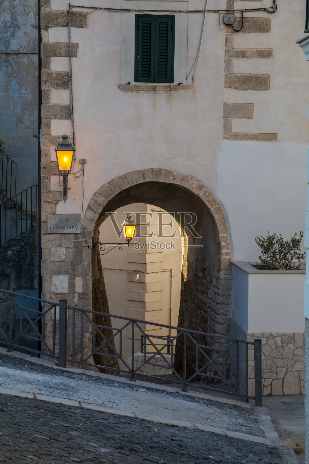 老城区狭窄的街道照片摄影图片