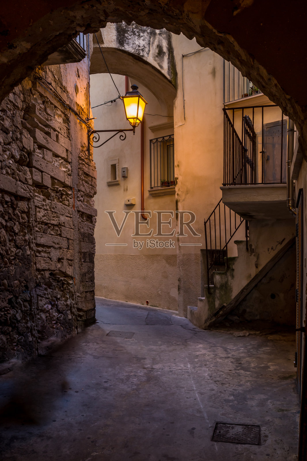 老城区狭窄的街道照片摄影图片