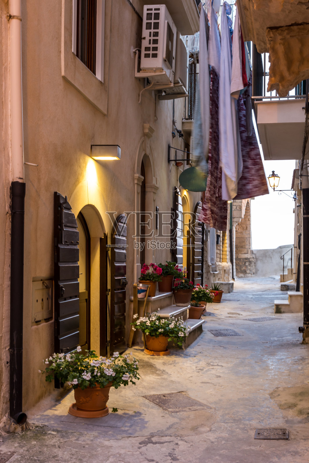 傍晚的老城狭窄的街道照片摄影图片