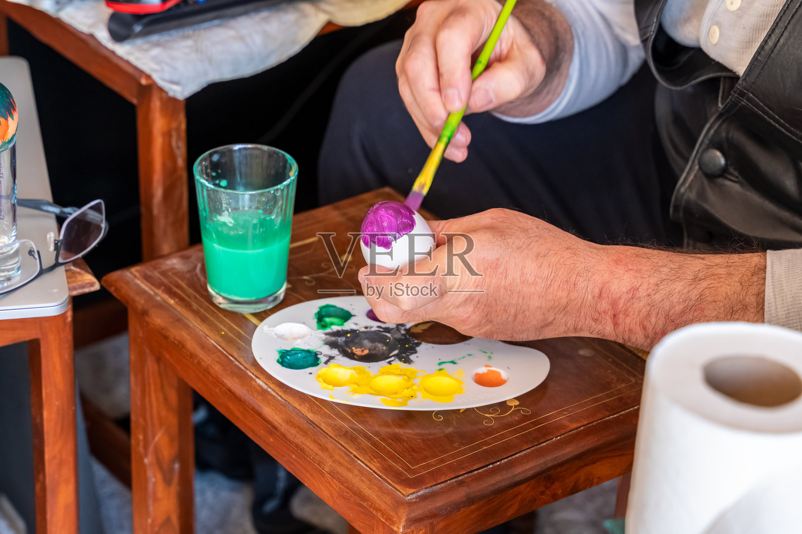 一名高级官员在冠状病毒检疫处绘制复活节彩蛋照片摄影图片