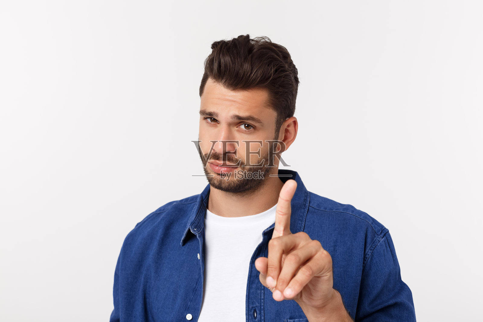 近距离观察一个想要做生意的人。孤立的白色背景。照片摄影图片