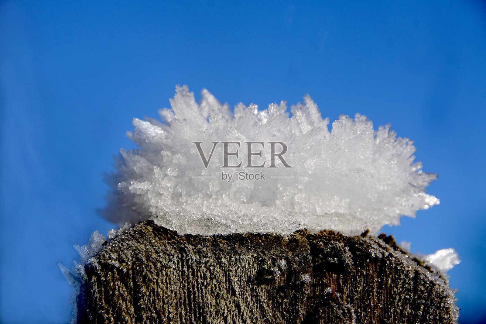 冰晶在一个非常寒冷的日子近距离观察照片摄影图片