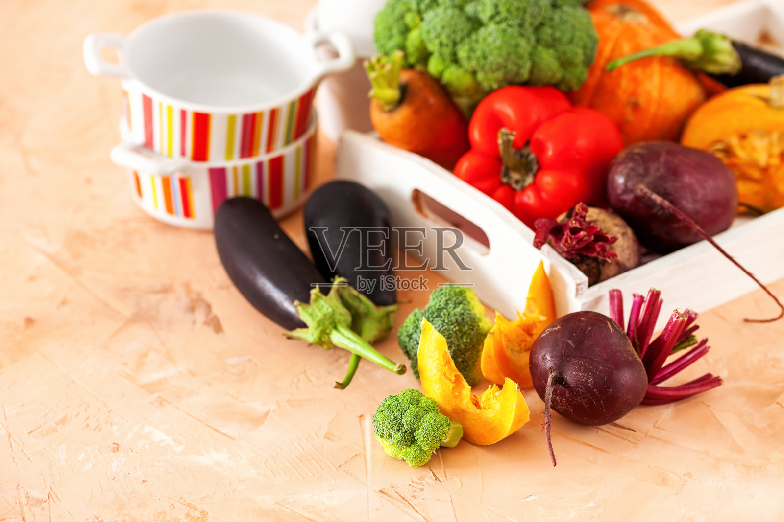 桌上放汤和蔬菜的餐具。有选择性的重点。本空间照片摄影图片