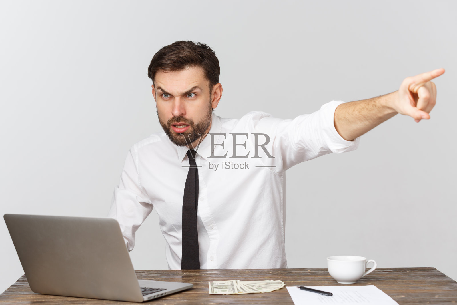 不开心的男性在办公室工作,看着镜头,正面,孤立的白色。照片摄影图片