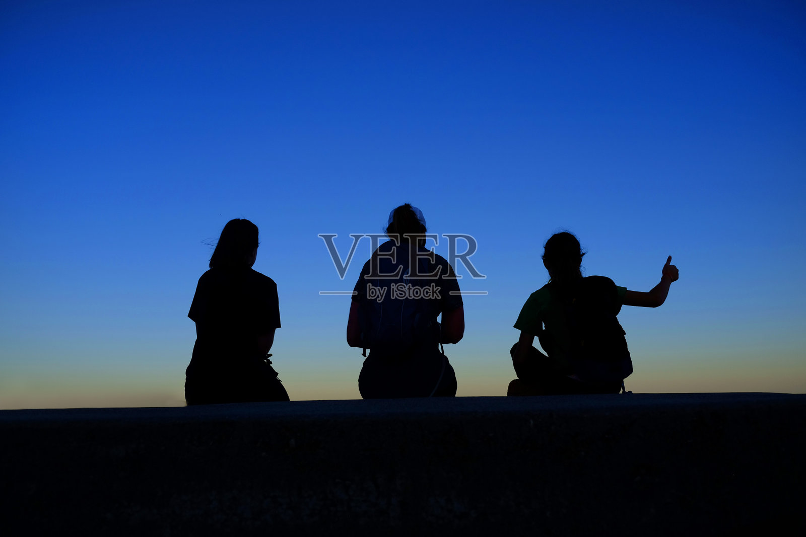 家人在日出或日落一起竖起大拇指照片摄影图片