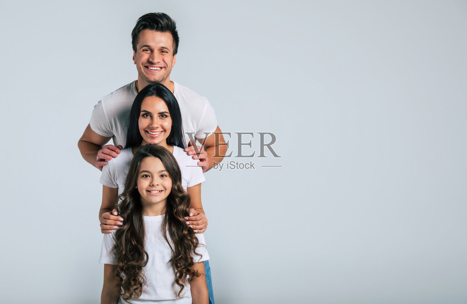 快乐兴奋的年轻家庭团队穿着白色t恤照片摄影图片