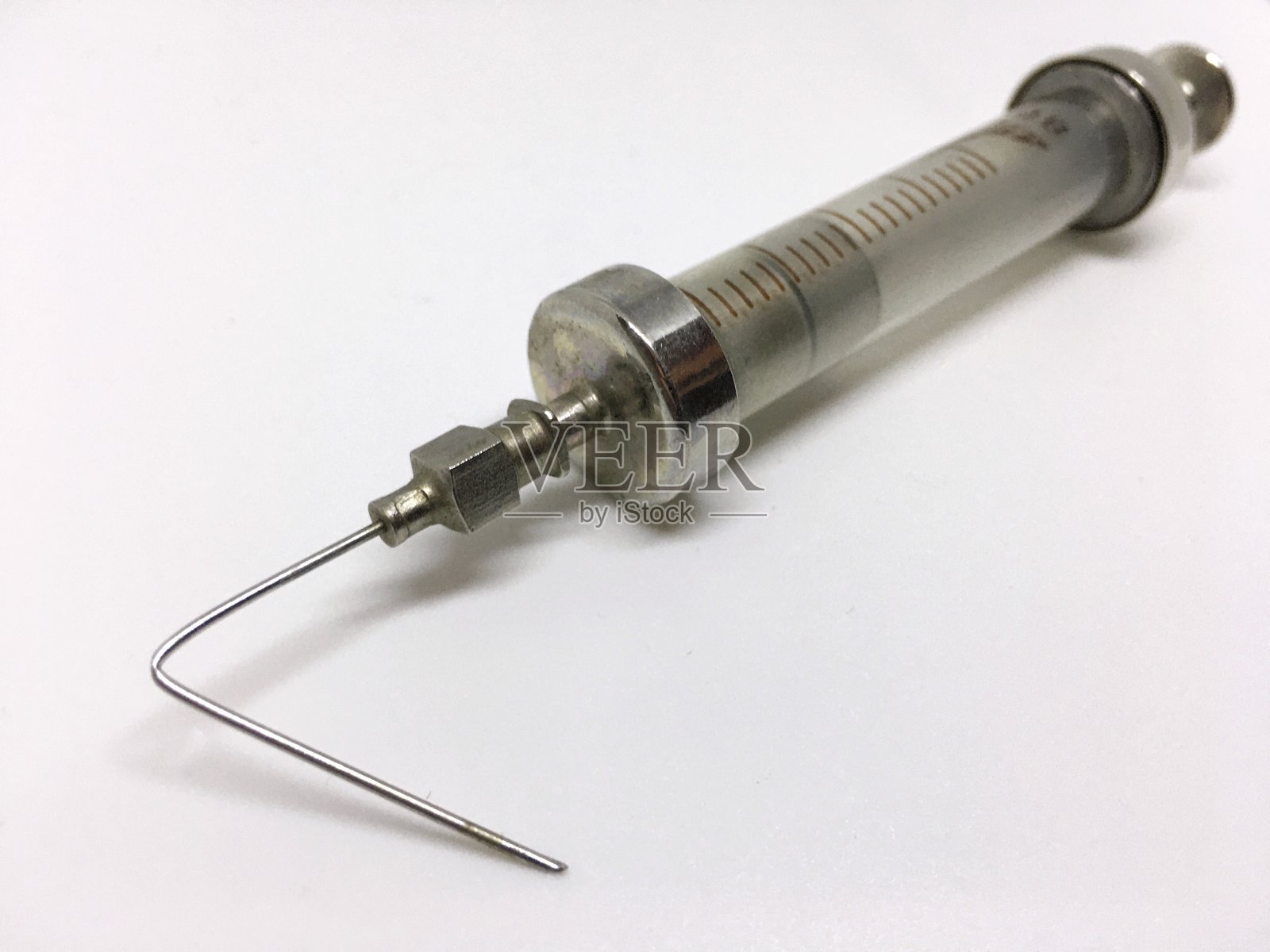 旧注射器与弯曲针,注射器是由玻璃和金属在俄罗斯联邦。孤立在白色照片摄影图片