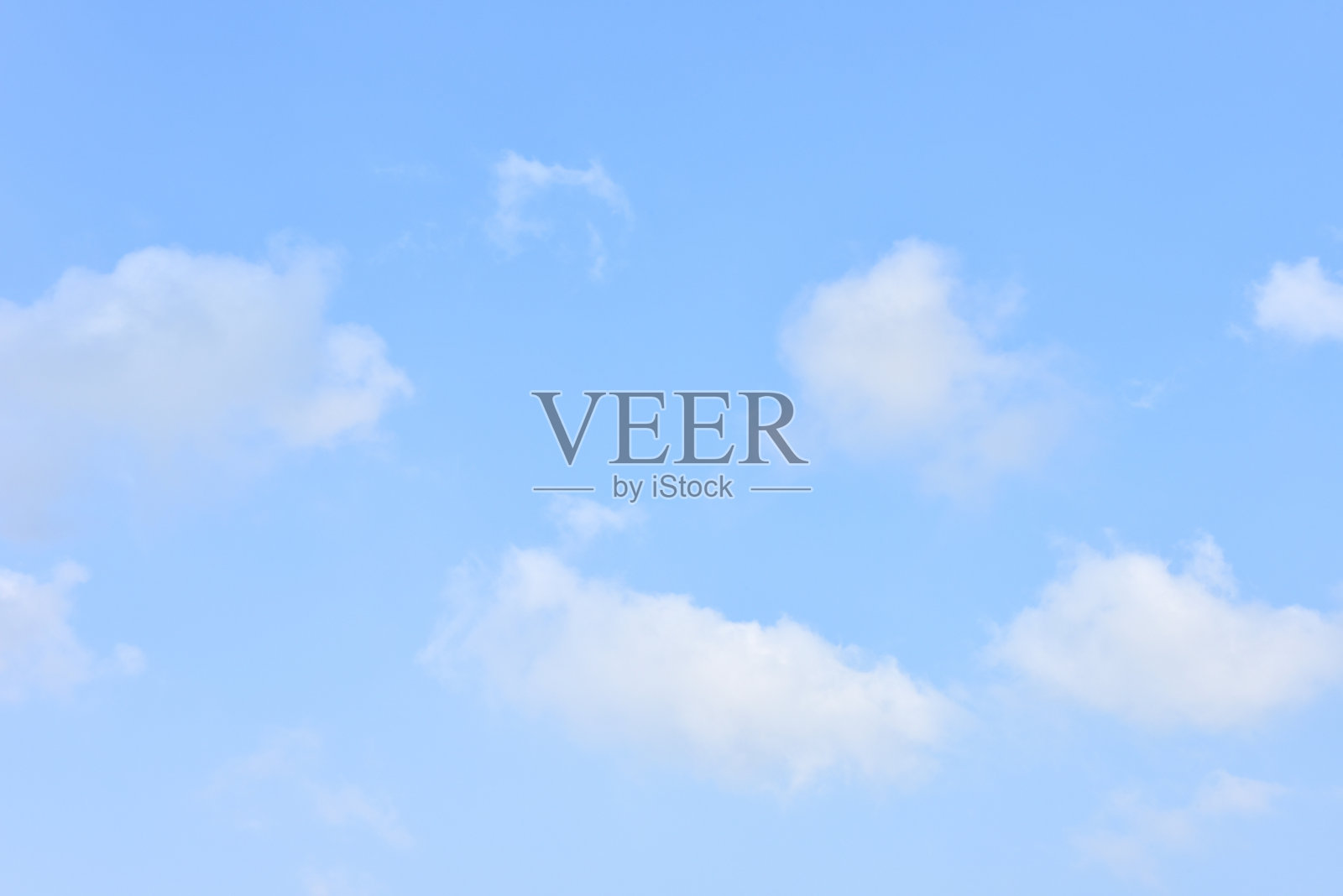 蓝天白云白色的背景。下午美丽的天空和云彩。照片摄影图片