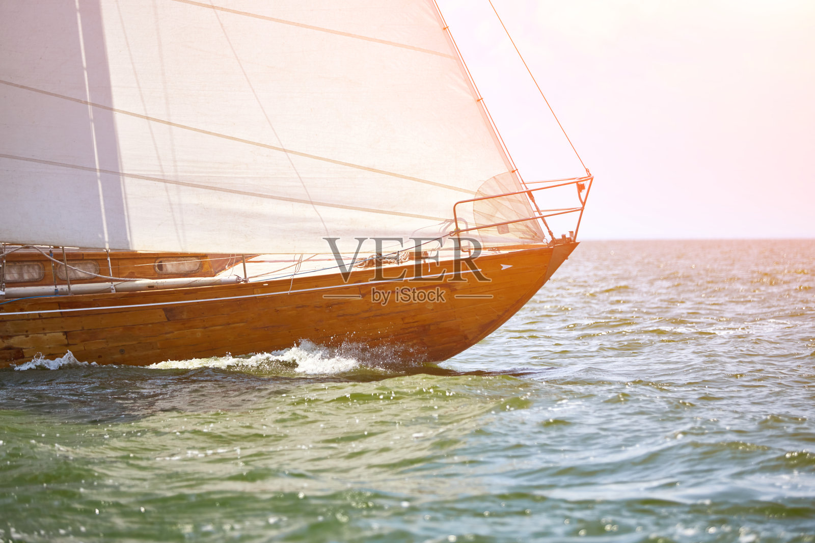 木制帆船在比赛中乘风破浪照片摄影图片