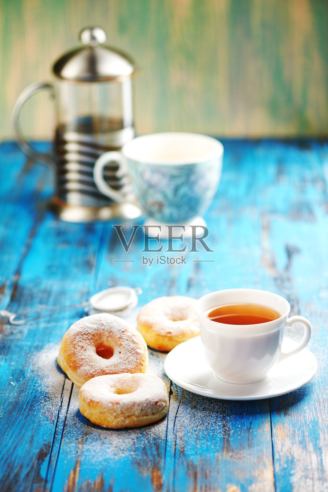 自制甜甜圈,下午茶,木质的蓝色背景。照片摄影图片