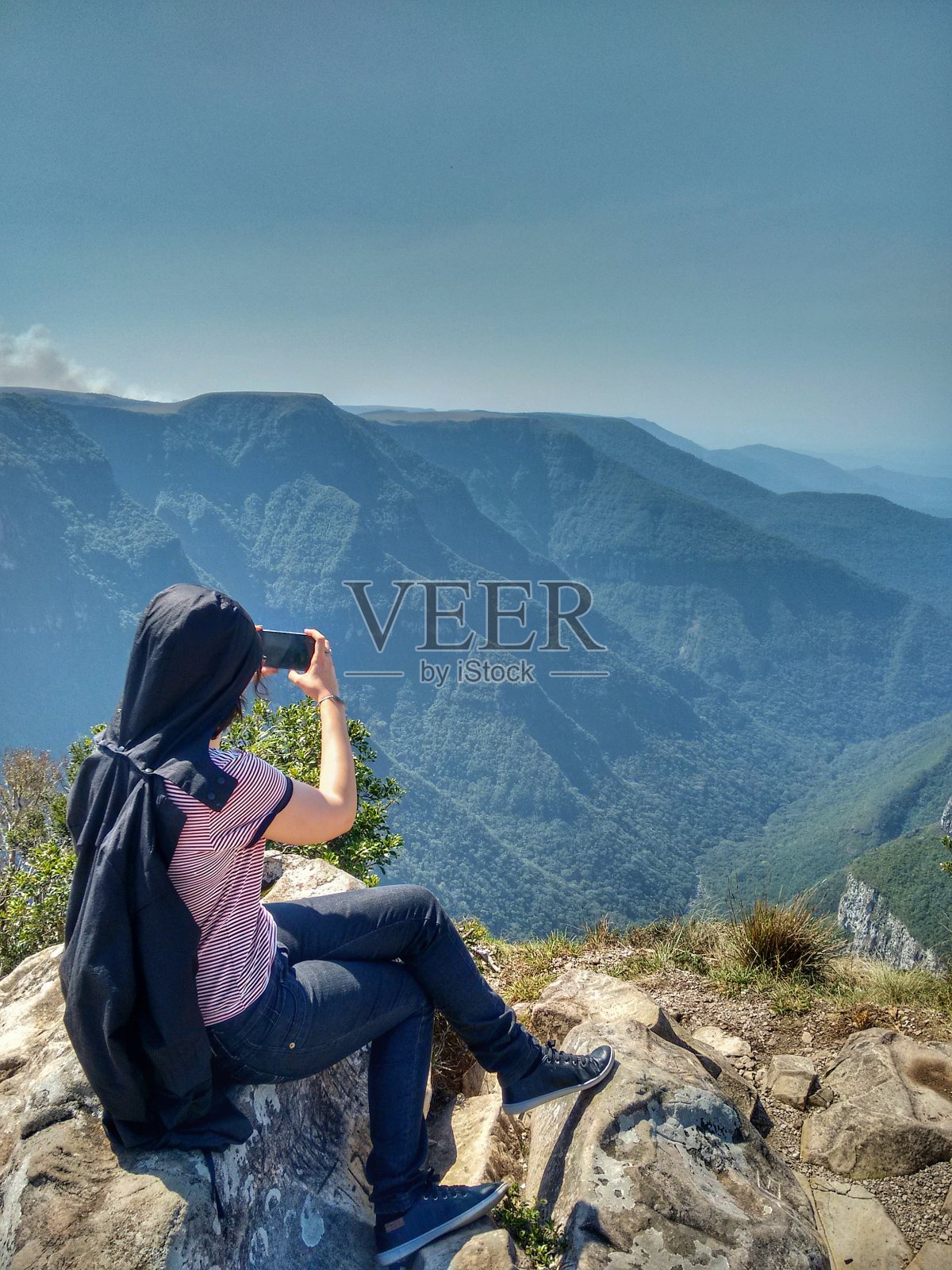 女孩在峡谷Fortaleza - Aparados da Serra国家公园- Cambará do Sul Canyons照片摄影图片
