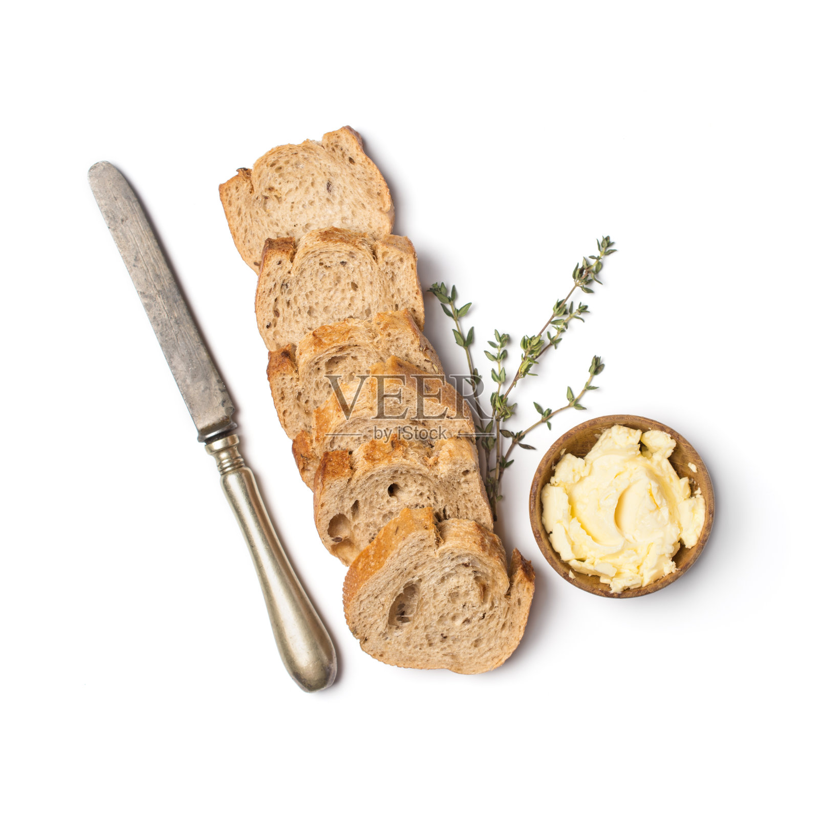 用黄油和旧刀切成片的新鲜面包照片摄影图片