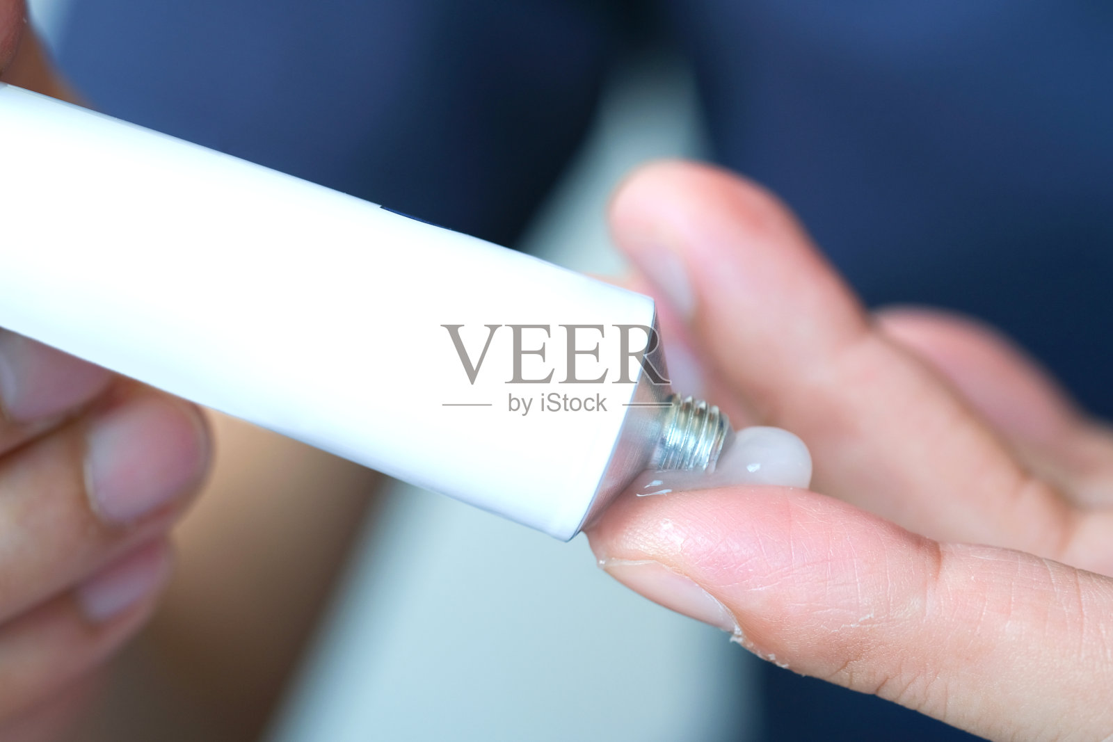 女人的手,她用类固醇敷外型照片摄影图片