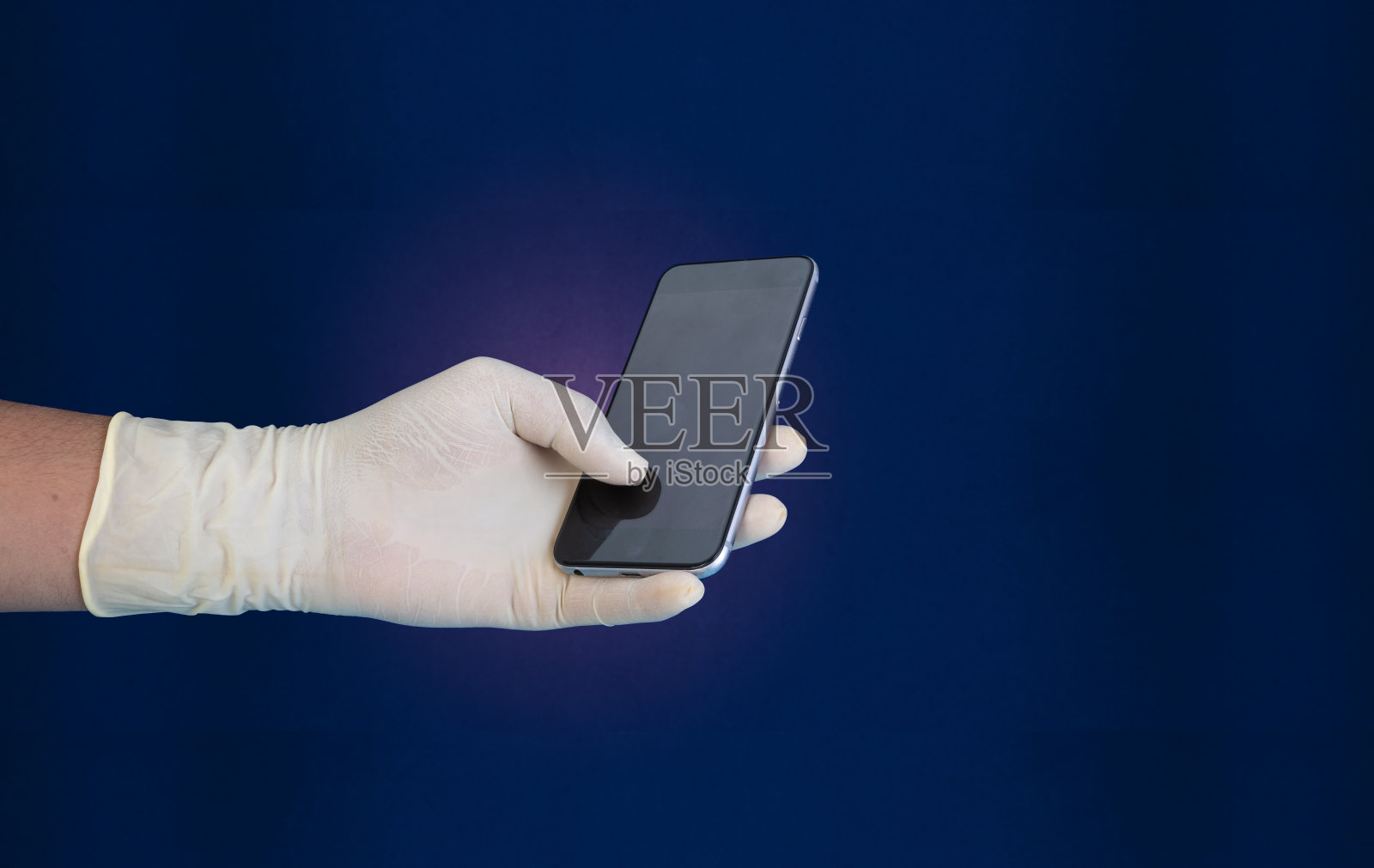 手戴医用手套和智能手机和复制空间,为您的文本,冠状病毒的概念照片摄影图片