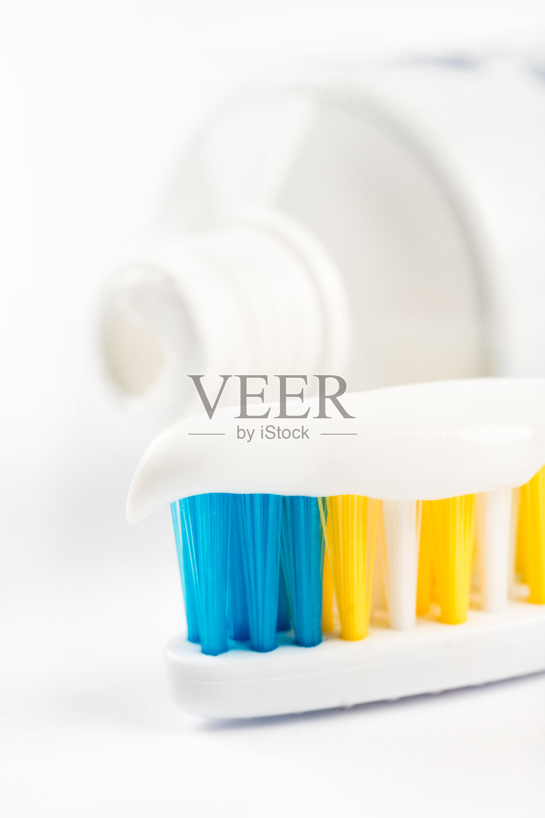 牙膏在牙刷上的特写微距与牙膏在背景照片摄影图片