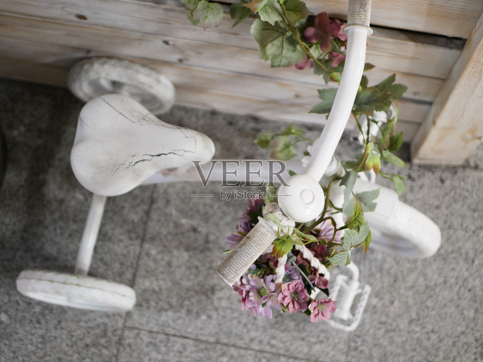 白色的小自行车。用鲜花装饰。三轮车DIY装饰照片摄影图片