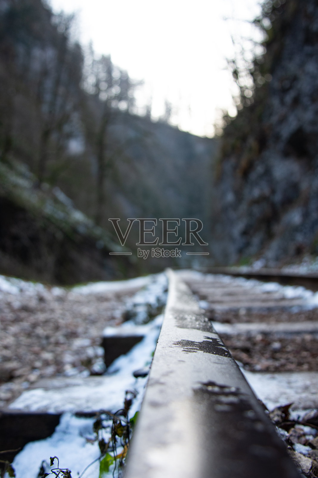 山上的旧铁路。照片摄影图片