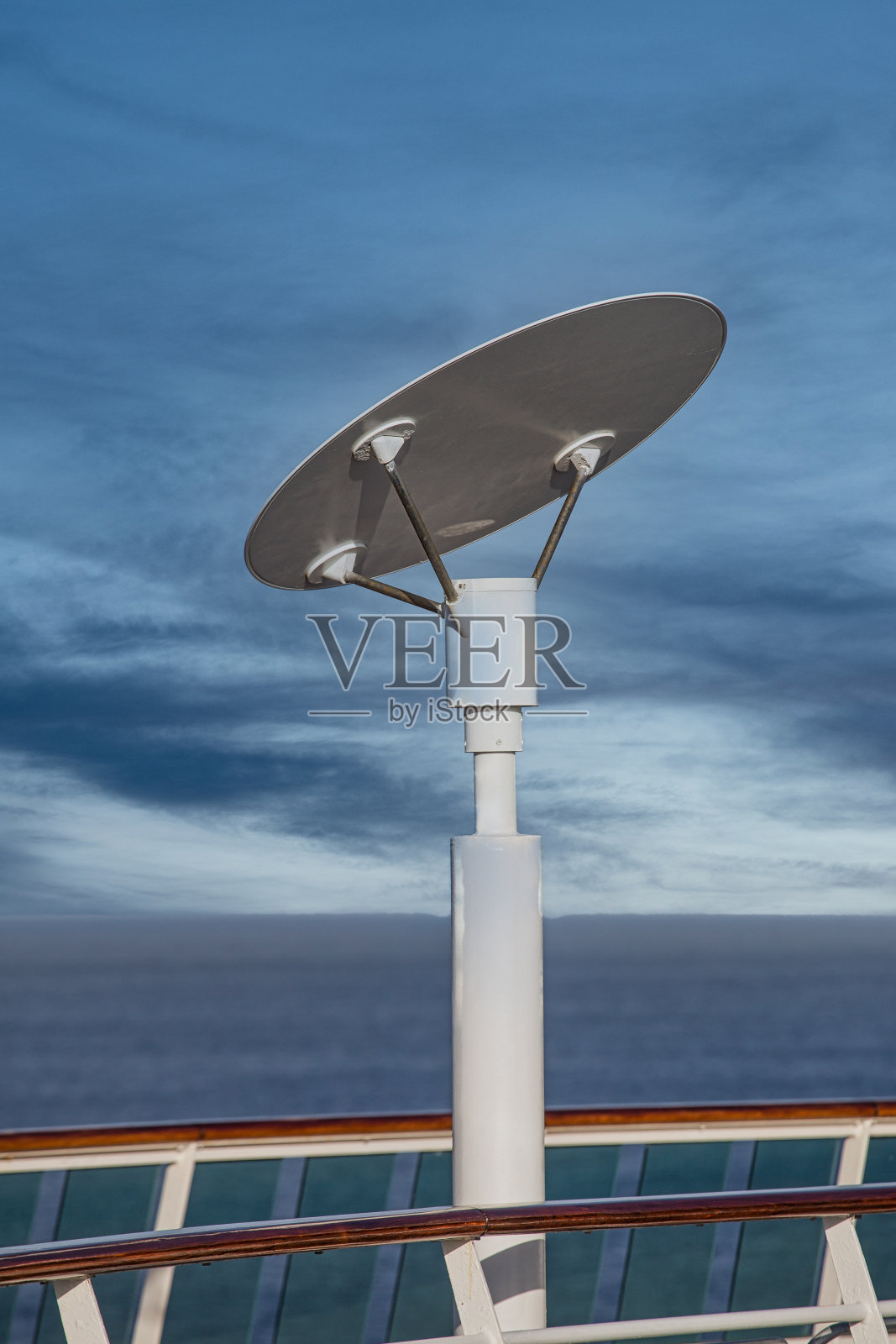 邮轮上的现代装备照片摄影图片