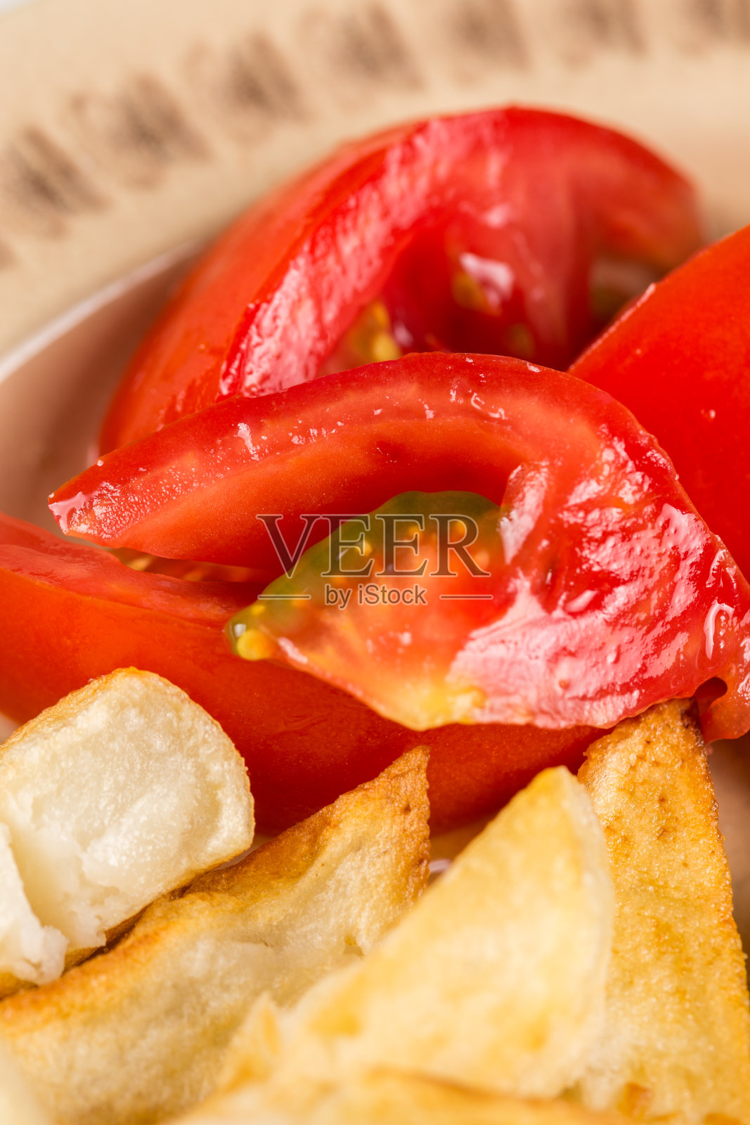 炸薯条和番茄沙拉的特写镜头照片摄影图片