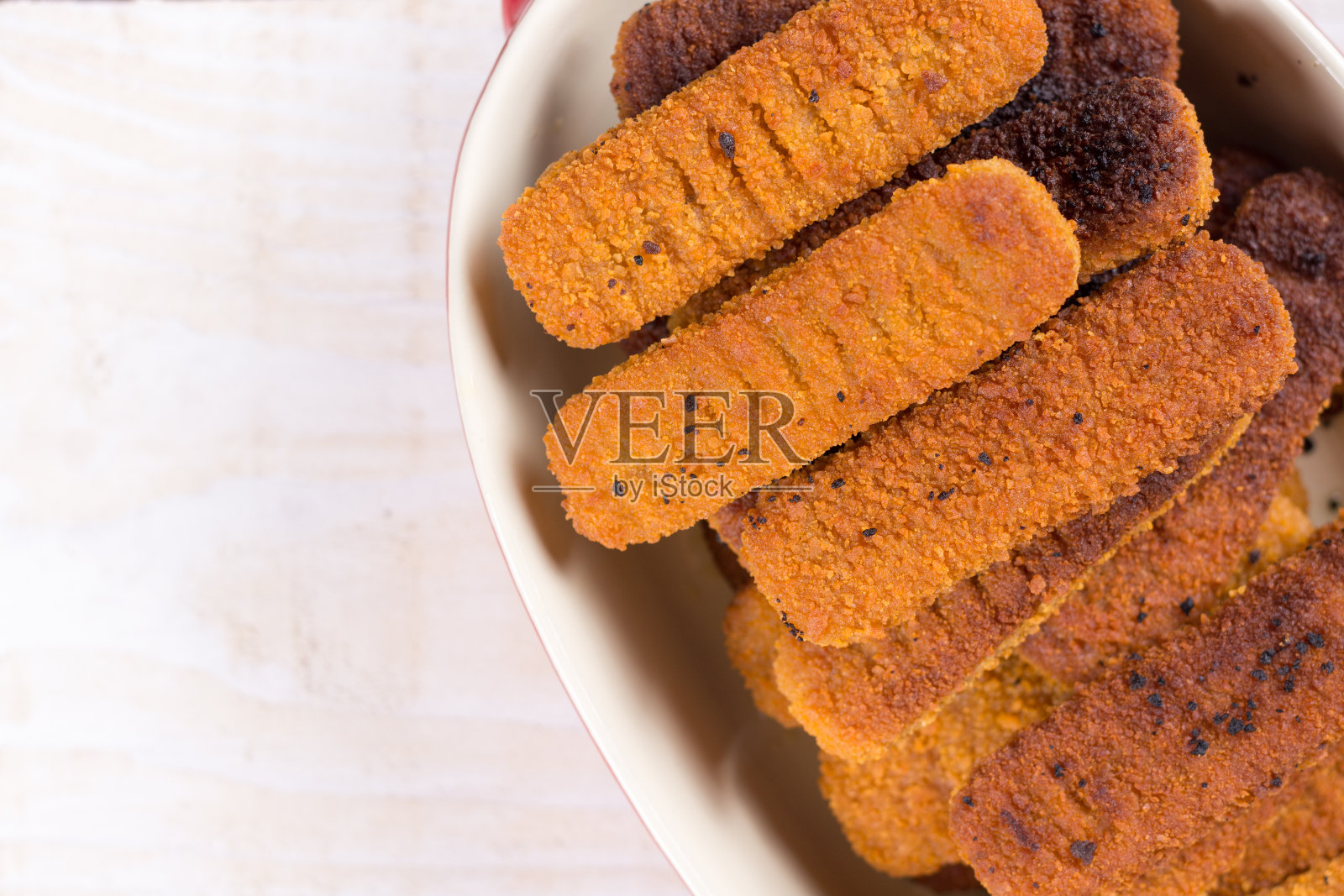 在木板上平铺炸鱼肉条照片摄影图片