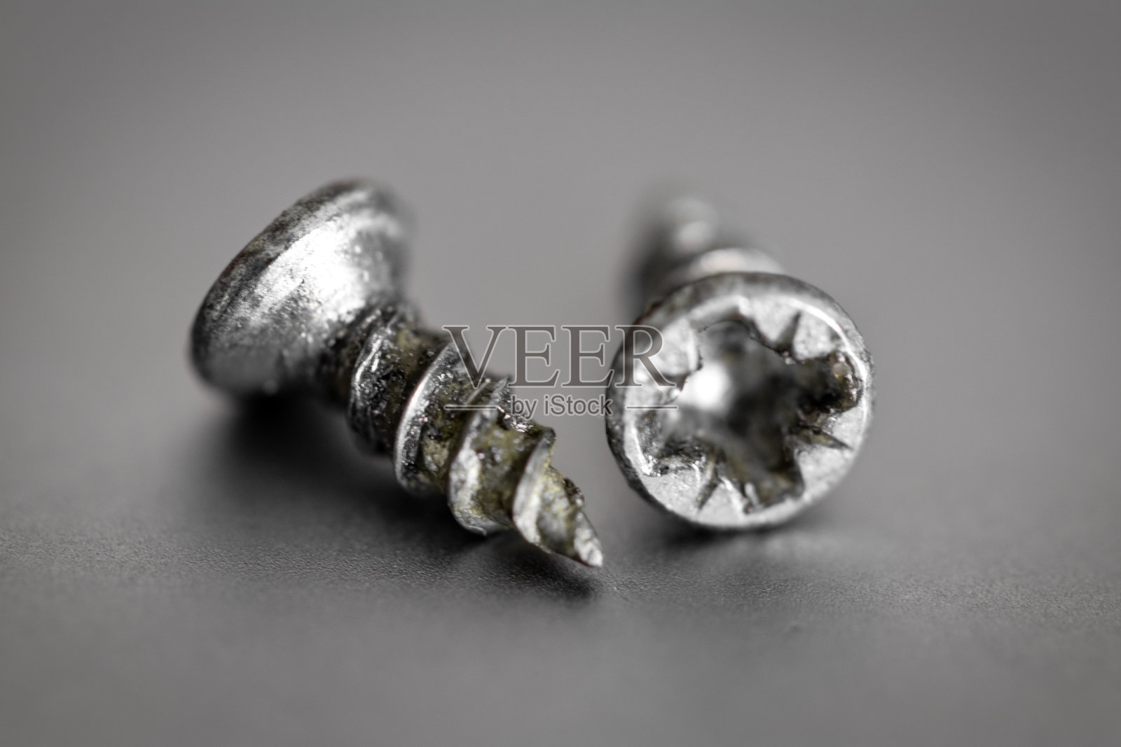 两个小螺丝,把螺栓拧紧照片摄影图片