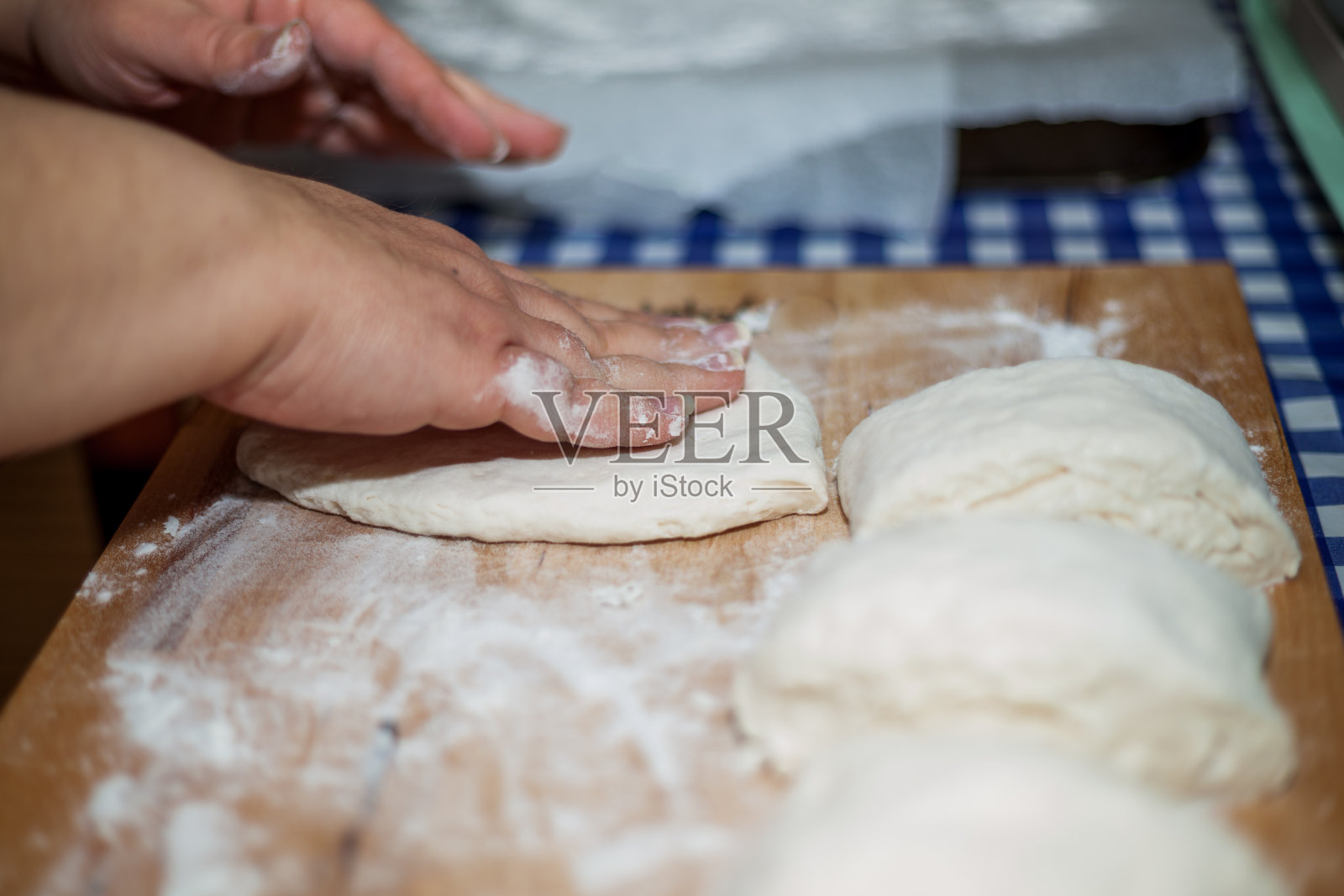 女人用手揉面包照片摄影图片