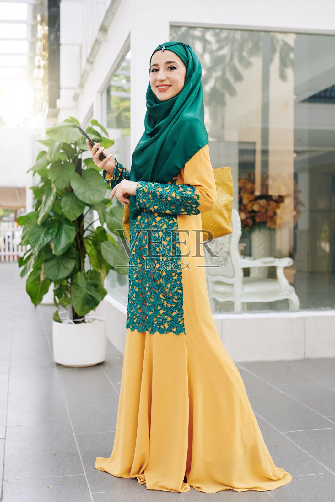 穿着传统服装的穆斯林妇女照片摄影图片