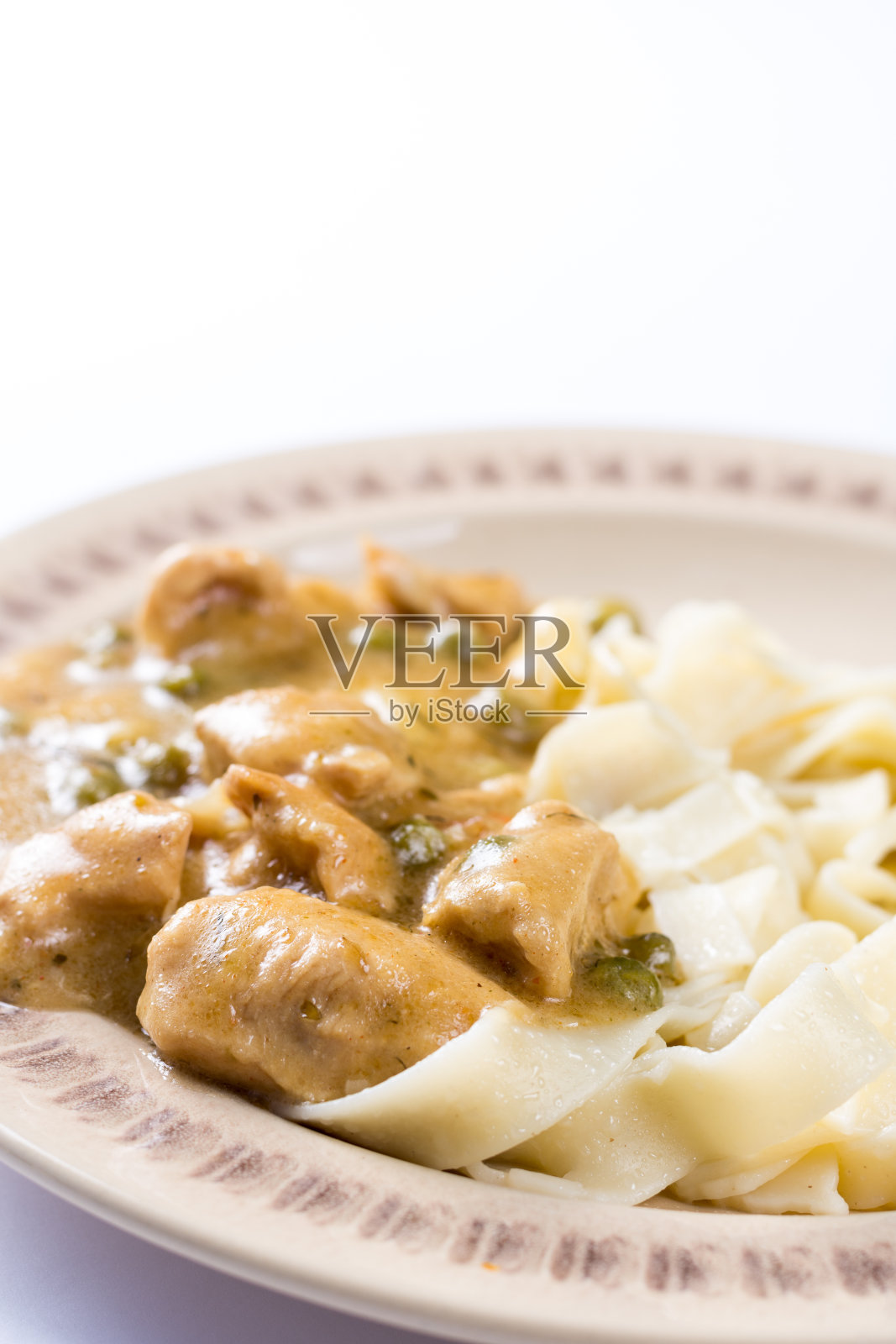 鸡胸肉与酱汁和意大利面平铺。照片摄影图片