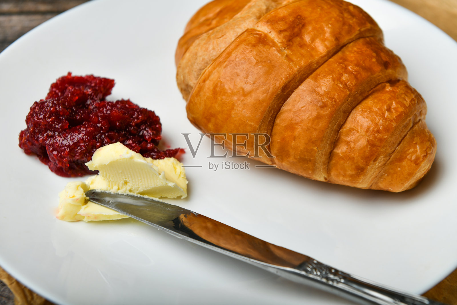 早上吃牛角面包。清晨的开始。新的法国羊角面包。木质背景上放着咖啡杯和新鲜烘焙的羊角面包。从以上观点。早餐有羊角面包和咖啡照片摄影图片